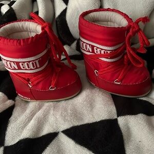 Red Moon Boots, Toddlers Size 4-6.5